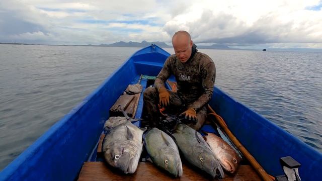 INDO TALES - EPISODE 1 Double blufin trevally and cooking octopus смотреть онлайн