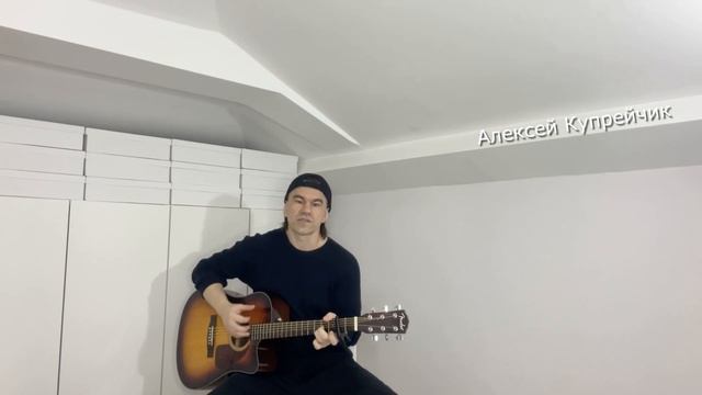 Красивая песня, берущая за душу. О потерянной любви и одиночестве, о печали и надежде.