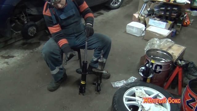 Установка задних стоек Monroe на Mazda Premacy.