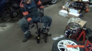 Установка задних стоек Monroe на Mazda Premacy.