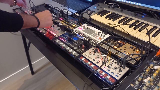 Progressive House Jam on all nine Korg Volcas смотреть онлайн