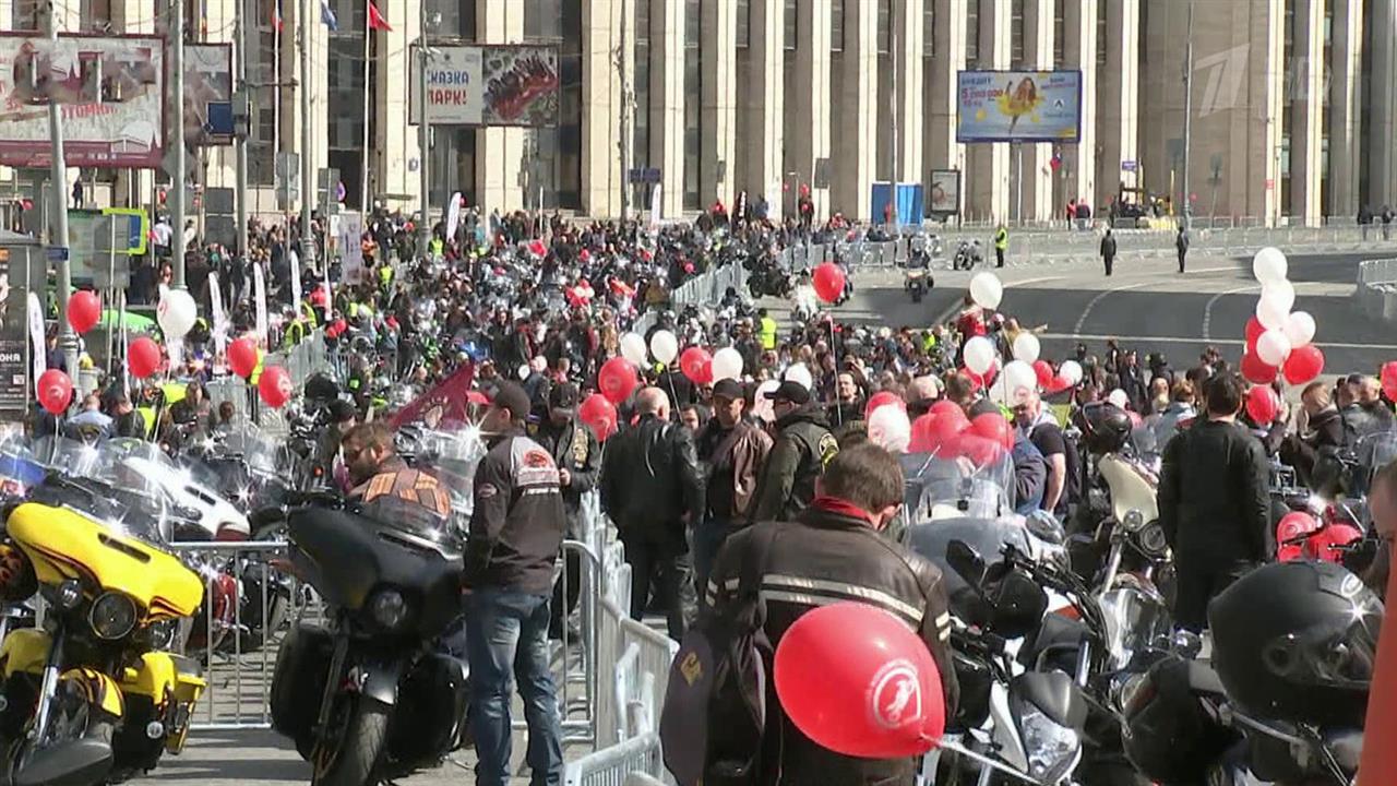 Тысячи байкеров принимают участие в мотофестивале в столице
