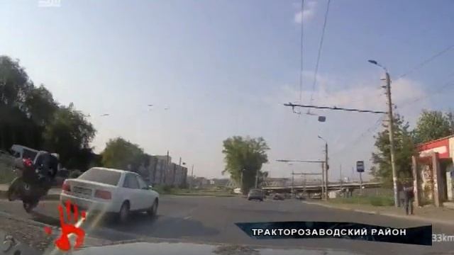 Байкер на полном ходу влетел в легковушку смотреть онлайн