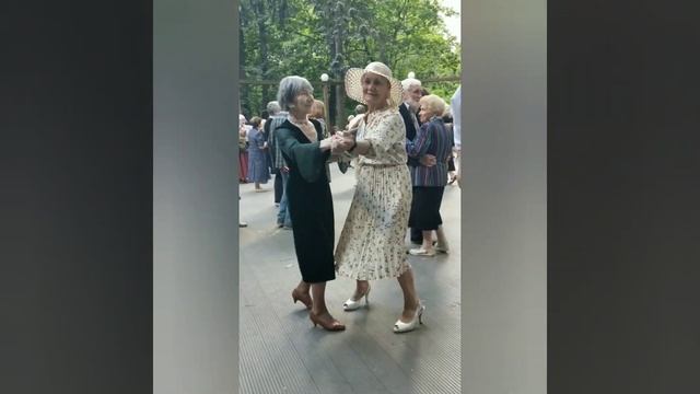 "Вальс- это всегда прекрасно!" Танцы в Сокольниках и Царицыно смотреть онлайн