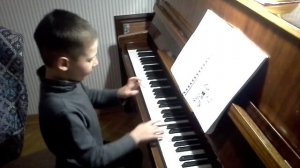 Мальчик 6 лет играет на пианино