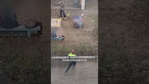 Воспитатель детского сада пнула ребенка, который сидел на лавочке / РЕН Новости