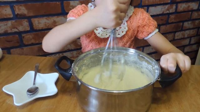 КАК ИСПЕЧЬ ПЫШНЫЕ ОЛАДУШКИ РАССКАЗЫВАЕТ ДАША. ПРОСТОЙ РЕЦЕПТ ПЫШНЫХ ОЛАДУШЕК. ВКУСНЫЕ ПАМПУШКИ. смотреть онлайн