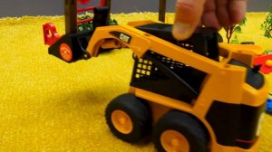 Игры с машинками. Грузовые машинки строят детскую площадку.