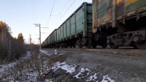 Летящий ВЛ11М-206/212 СМЕТ с грузовым поездом и приветливой бригадой