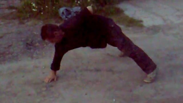 Синяк отжимается на одной руке. смотреть онлайн