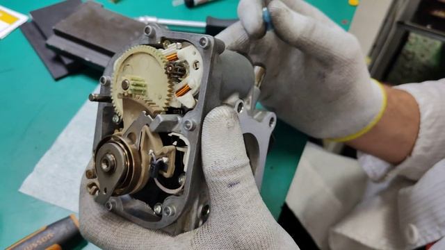 Skoda Octavia Tour 1.6 бензин MK1 не держит холостые обороты, чистка дроссельной заслонки смотреть онлайн