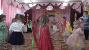 Танец с ленточками (малыши)