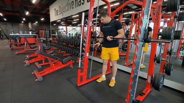Горизонтальные подтягивания в тренажере Смита: Техника и Прогресс