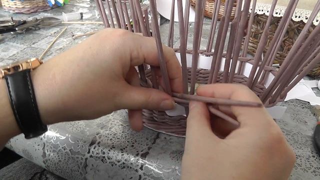 Простой ажур на стенках корзины. Плетение из газет