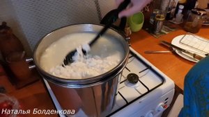Варю полутвердый сыр в домашней сыроварне.