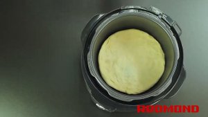 Мультиварка Redmond RMC M4504 Пирог рыбный 4504