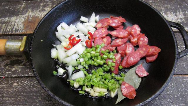 Фасоль с колбасками по- сербски