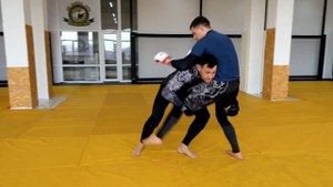 ПРОХОД В НОГИ ВО ВРЕМЯ АТАКИ СОПЕРНИКА ИЛИ КОНТРАТАКА ПРОХОДОМ В НОГИ