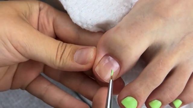Как работать с пастельными оттенками в педикюре