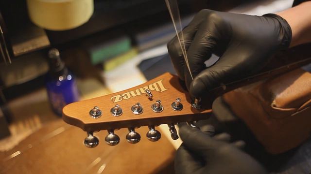 Ibanez Telecaster Prestige AZS 2209H - Zakładanie Strun - Klucze Blokowane Top Lock - D'addario XS смотреть онлайн