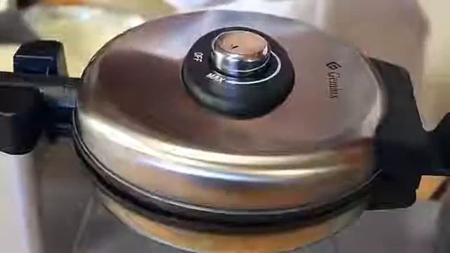 Выпекание вафель с помощью GEMLUX GL WM 101 смотреть онлайн