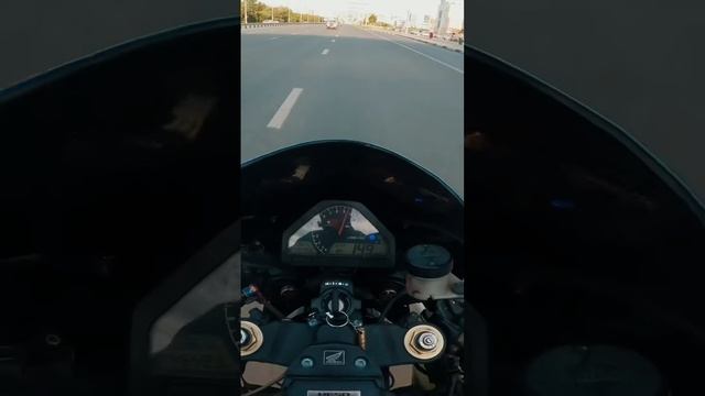 Honda cbr 1000 rr на заднем в отсечку!Honda cbr 1000 rr на заднем в отсечку!