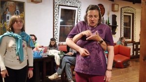 Очень смешная игра "руки профессора" для большой компании. Руки показывают, профессор болтает
