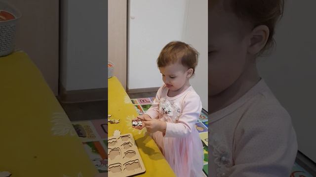 Ребёнок собирает игрушку Кто где живёт смотреть онлайн