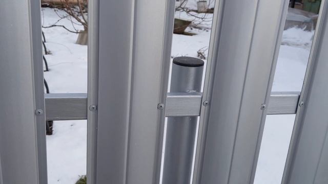 монтаж евроштакетника, просто ставим на направляющую и крепим! смотреть онлайн