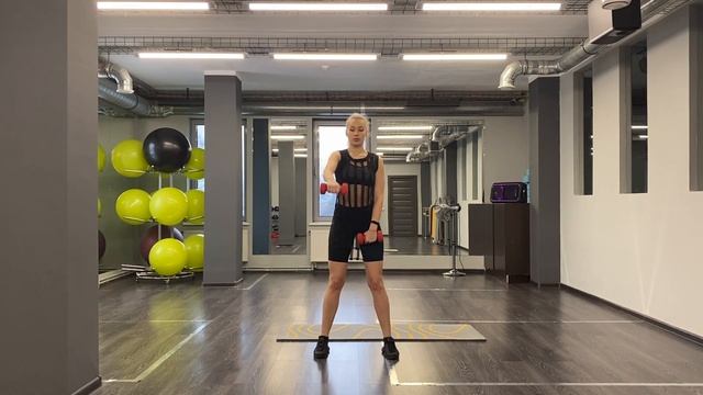 Подъем гантелей перед собой смотреть онлайн