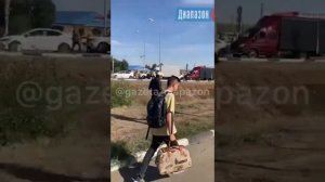 Российские граждане пешком пересекают границу через погранпереход «Жайсан» в Актюбинской области