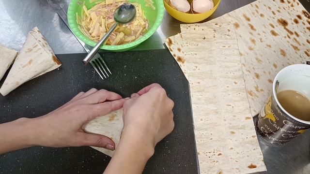 Наш завтрак- конвертики с сыром и ветчиной ☺ #быстрыерецепты #конвертикиизлаваша #быт #готовимвмест