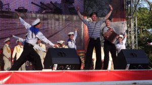 Праздник Победы в Гурьевске. "Эх яблочко!". Ансамбль песни и пляски Балтийского флота.