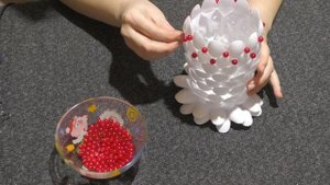 Поделка из пластиковых ложек. Ваза для цветов - подарок бабушке.