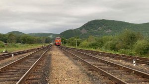Тепловоз ТЭП70-0537 с пригородным поездом Владивосток-Новочугуевка