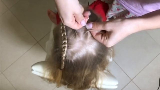 Прически НА КАЖДЫЙ ДЕНЬ для длинных средних волос - Два крючка из кос - Прически в садик пошагово смотреть онлайн
