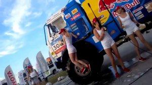 Раллийные девушки помыли автомобиль «КАМАЗ-мастер»