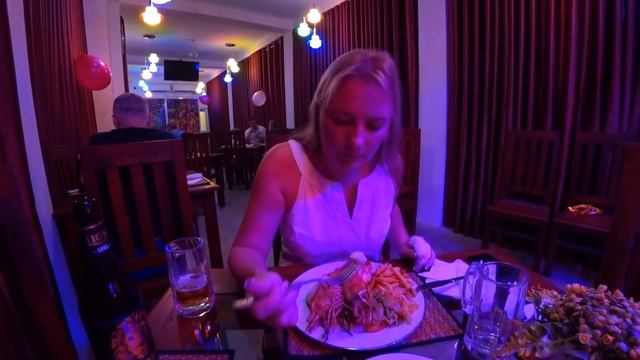 Шри-Ланка. ВАС ШОКИРУЮТ цены на МОРЕПРОДУКТЫ в ресторане ПОЛИНА. ОТКРЫТИЕ. смотреть онлайн