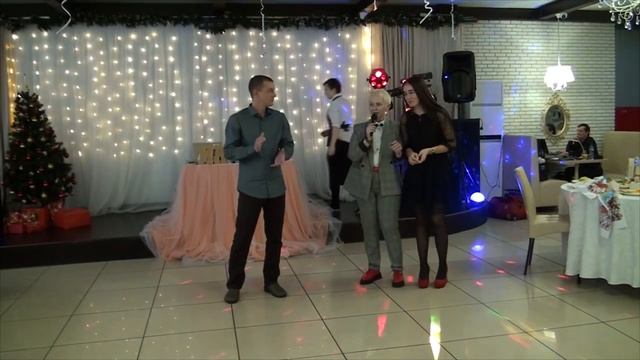 Тамада профессионально зазывает всех гостей на танцпол смотреть онлайн