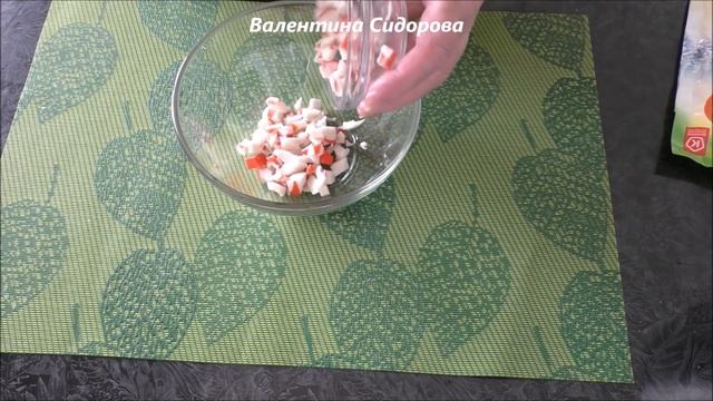 Новогодняя закуска, роллы из огурцов с четырьмя начинками.