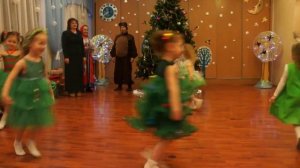средняя группа танец Маленькие  елочки