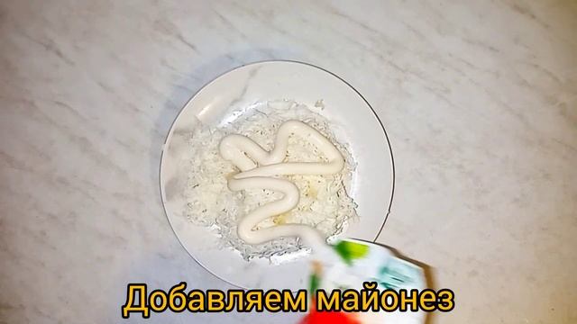 Новогодняя закуска из шпрот, плавленого сыра и соленого огурца.