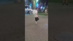 Узбекская девушка танцует брейк-данс в центре Ташкента.