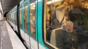 Поездка на метро Парижа. Франция/Paris metro ride. France