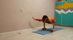 Титтибхасана. Поза Светлячка.