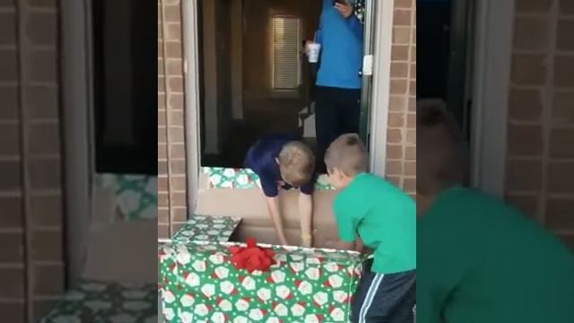 Родители подарили детям собаку на Рождество смотреть онлайн