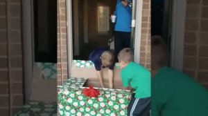 Родители подарили детям собаку на Рождество