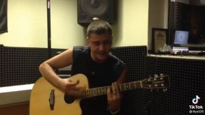 Мужик круто поет под гитару