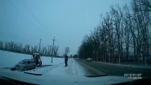 Помощь на дороге зимой. Лада Ларгус в кювете. Русские дороги России. Гололед в Краснодаре