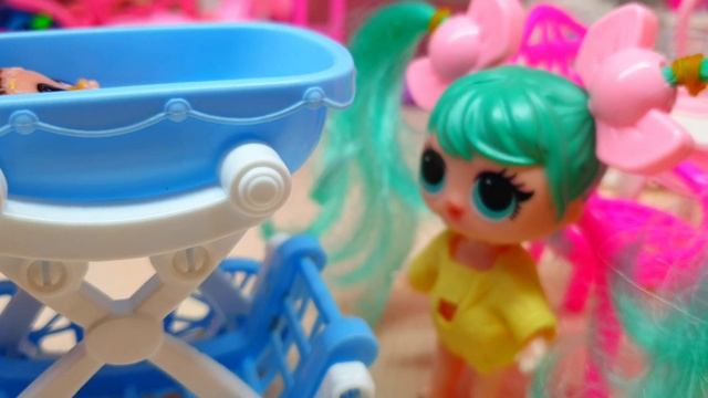 Не можем решить, кто будет няньчаться с сестрёнкой ЛОЛ | Куклы ЛОЛ сюрприз Смешные мультики iKira смотреть онлайн